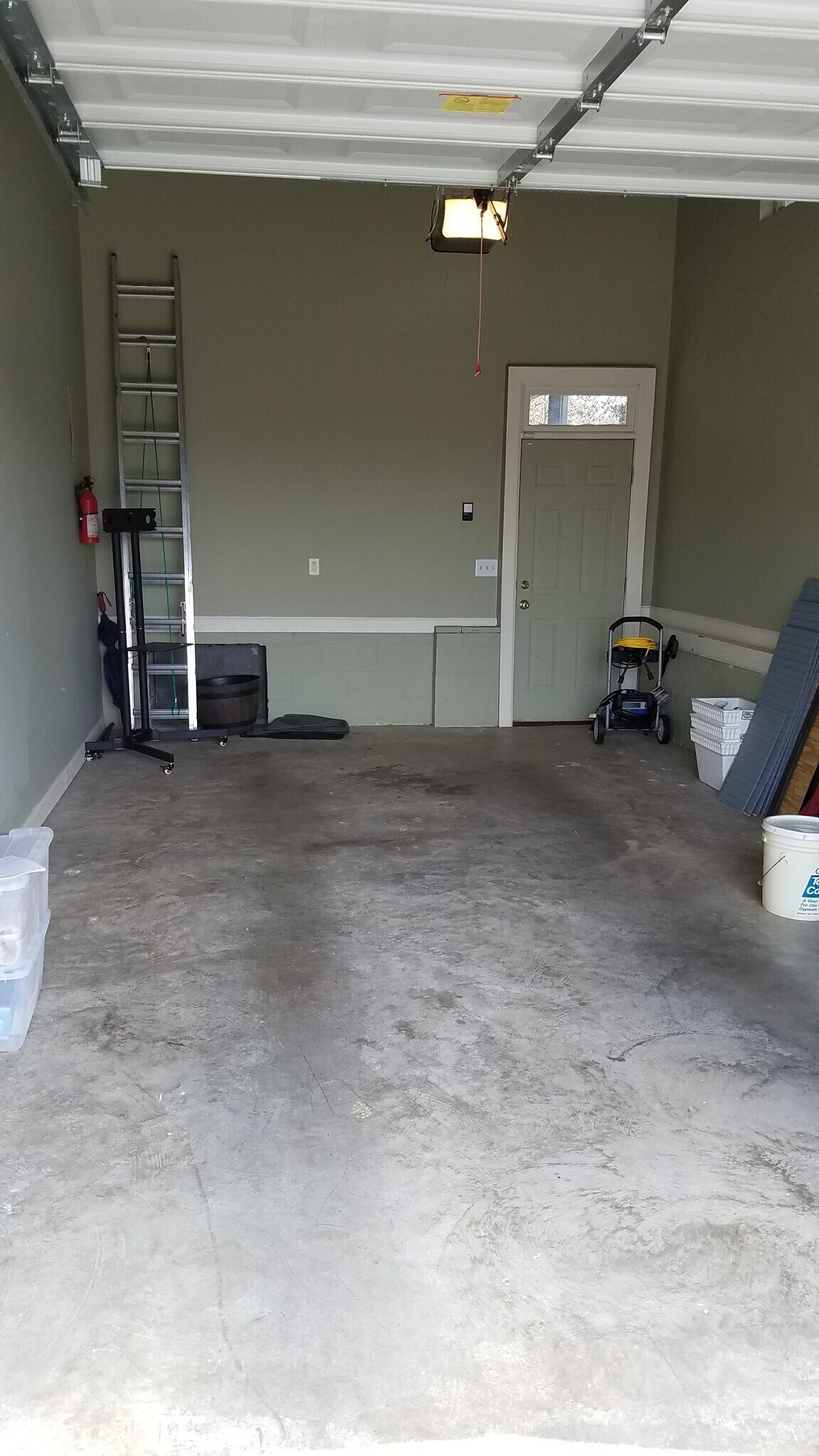 Huge single car garage. Extra depth, width, and very high ceiling. - 5000 Park Ave