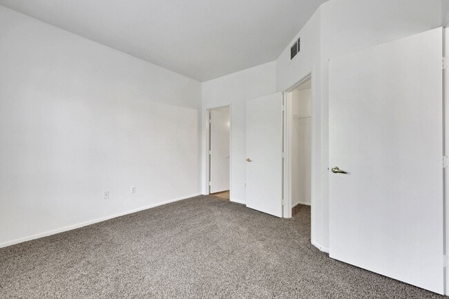 Building Photo - 2 Bedroom Condo