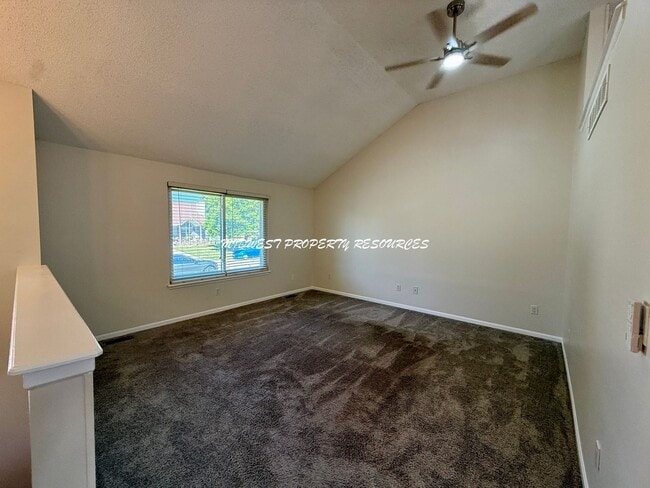 Building Photo - 719 S Park Dr