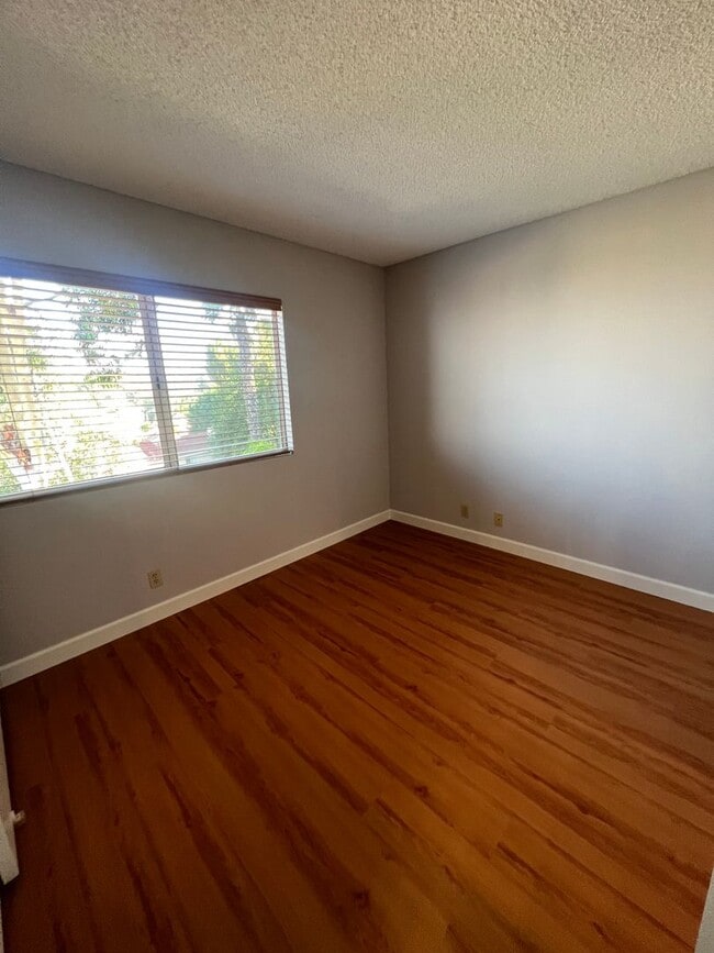 Building Photo - West Ventura - Gorgeous updated three bedroom, 2.5 bath home in Brock Hills