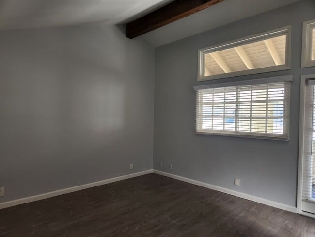 Building Photo - 512 Poinsettia Ave