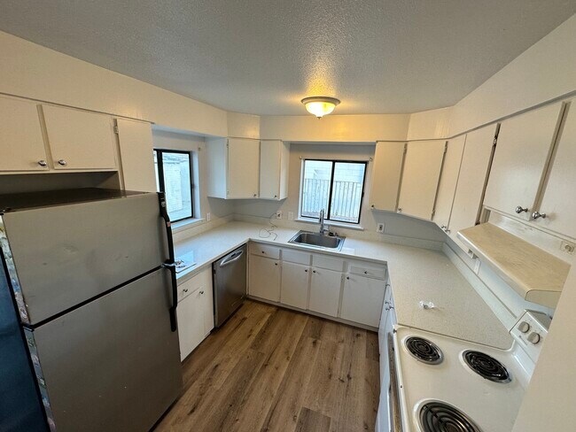 Building Photo - 656 S 7th St