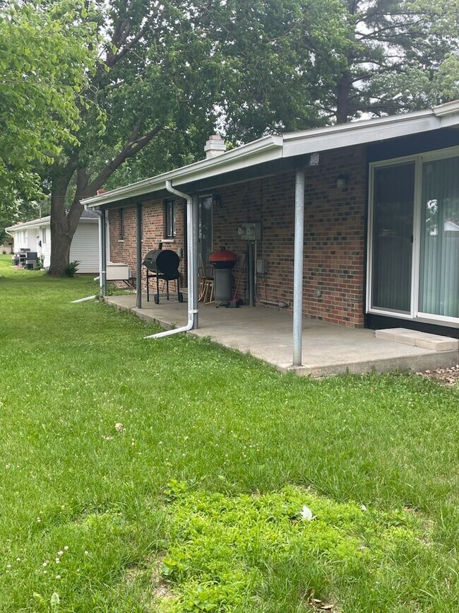 Building Photo - FULLY UPDATED 2-bedroom, 1-bath home (with bonus room) in Janesville