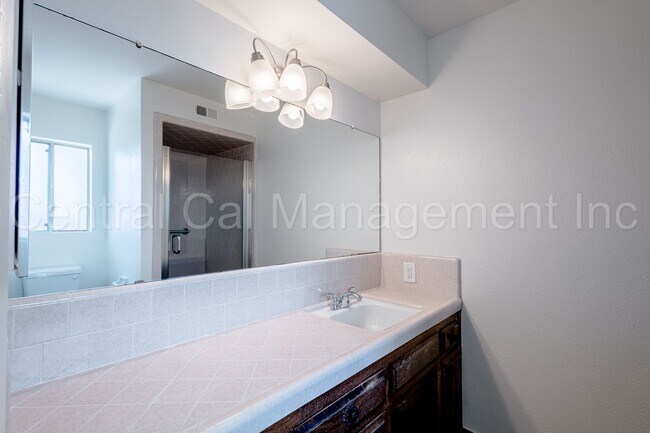 Building Photo - 3 Bedroom/2 Bath Home - $2250 per month!