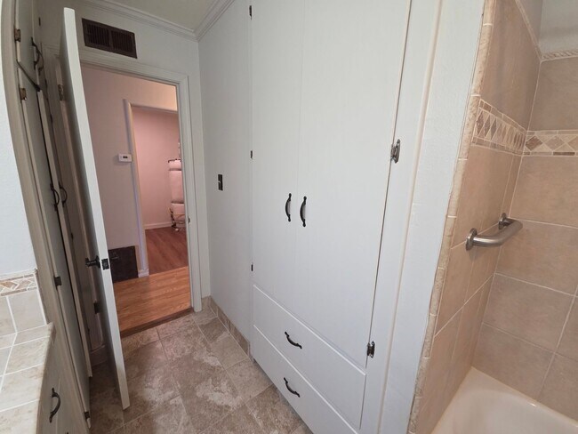 Building Photo - Well Maintained - 2 bedroom home in great area.