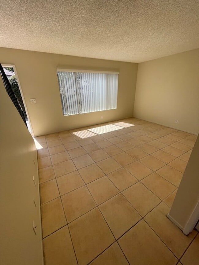 Building Photo - 2 Bedroom 1.5 Bath Attached unit available