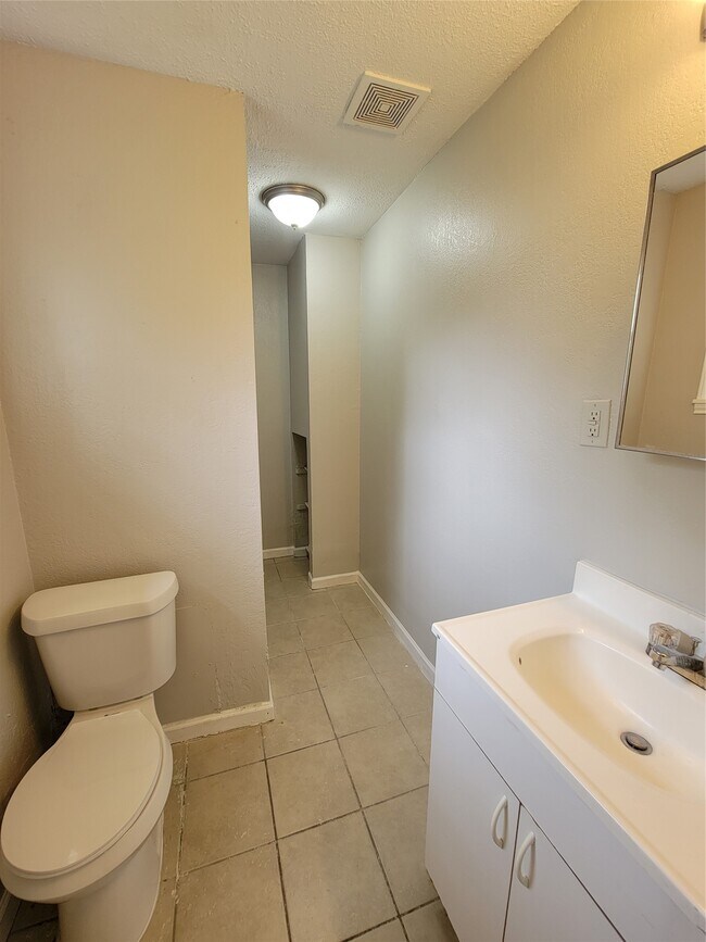 Building Photo - 2205 Velma St