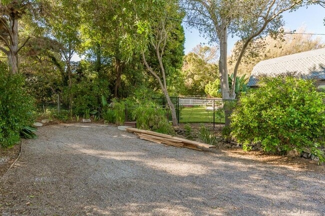 Building Photo - 4910 Ladera Sarina