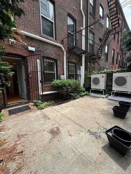 Building Photo - 85 E Brookline St
