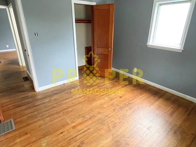 Building Photo - 3 bedrooms 1 bathroom house for rent