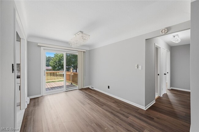 Building Photo - 333 E Ridgewood Dr