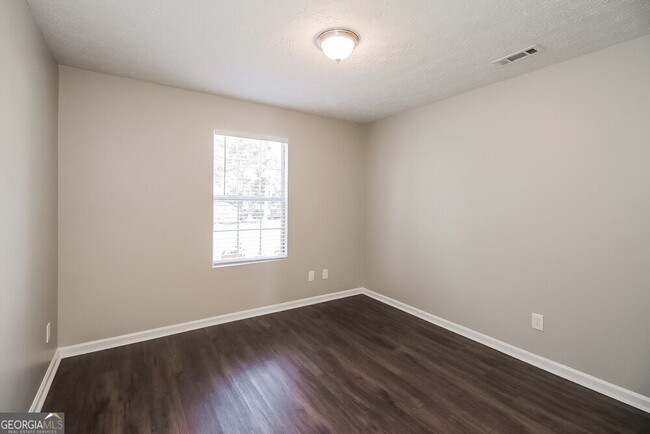 Building Photo - 9366 Thomas Rd