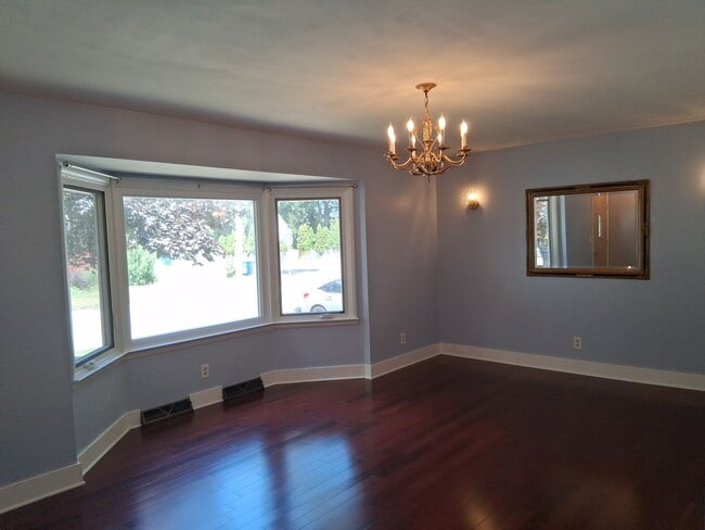Building Photo - Charming 3 Bed 1.5 Bath Home!