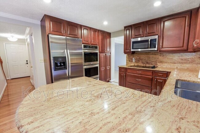 Building Photo - 6410 Kings Landing Rd