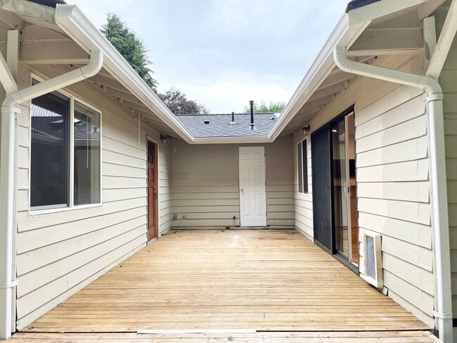Building Photo - Remodeled 3+1 Bed 2 Bath Rambler in Juanita