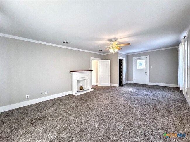 Building Photo - 410 Burleson St