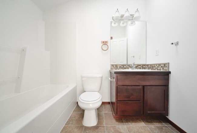 Building Photo - Nice 3 beds / 3.5 baths Townhouse in Green...