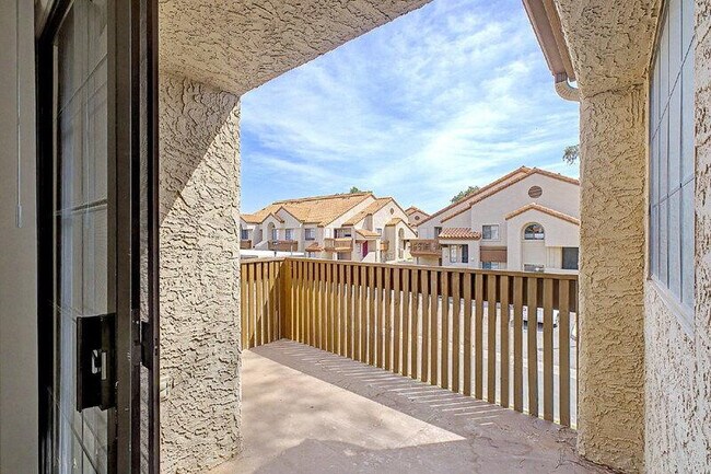 Building Photo - 818 S Westwood