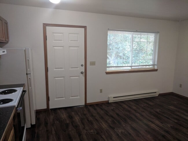 Building Photo - Cute Studio in Northwest Bellingham