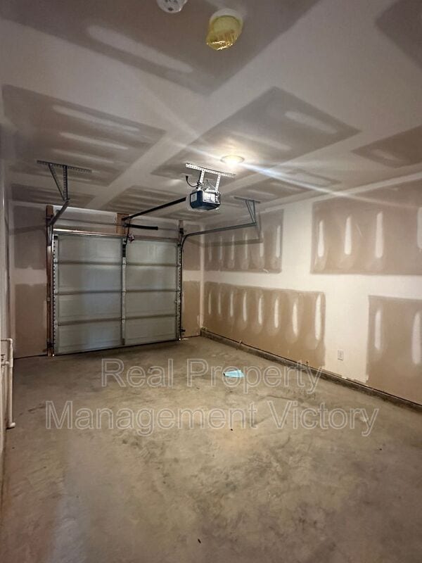 Building Photo - 231 Hill Ln