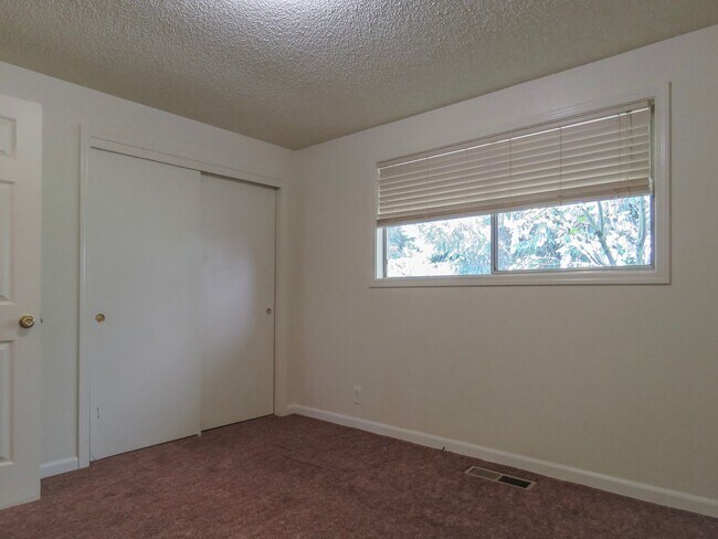 Building Photo - 1021 Swingwood Dr NE
