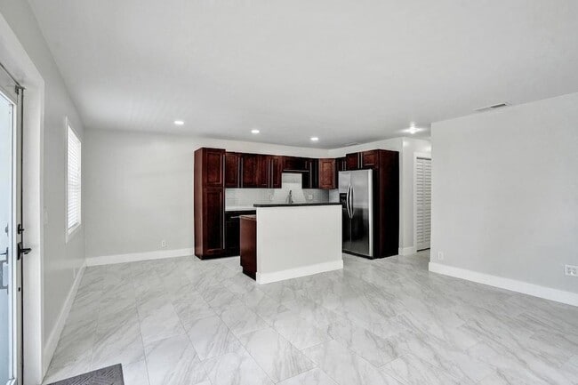 Building Photo - 802 SW 12th Ct