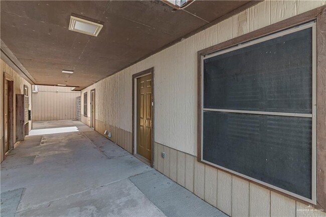 Building Photo - 21 E Samano St