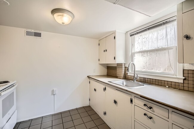 Building Photo - 520 S Loomis Ave