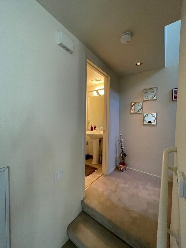 Building Photo - Rare Villagio 2 level townhome with garage and balcony, plus Den