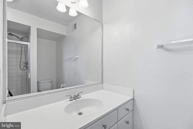 Building Photo - 1817 Fallbrook Ln