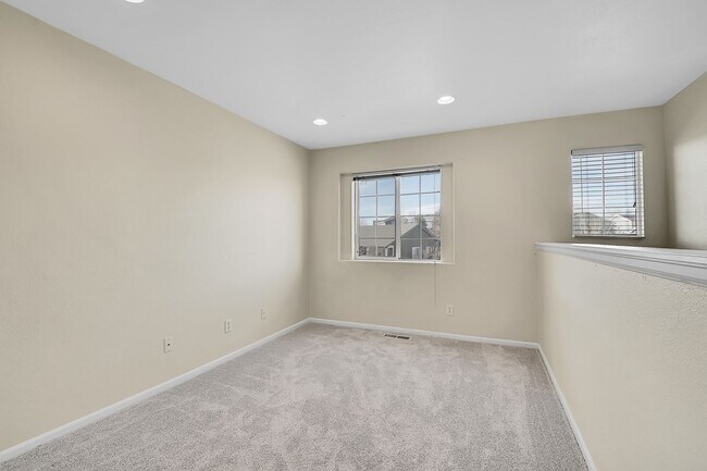 Building Photo - 3 bedroom, 2 bath home with 2 car garage in Highlands Ranch