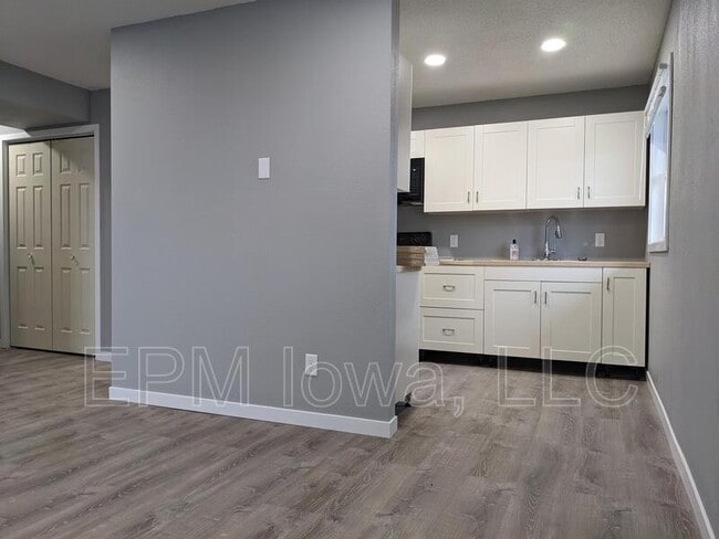 Building Photo - 105 Ludland Dr