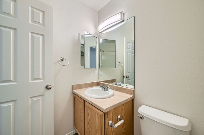 Building Photo - Fountain Townhome