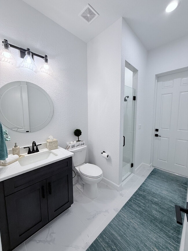 Building Photo - 5 Bedroom and 6 Bathroom, Lake view House