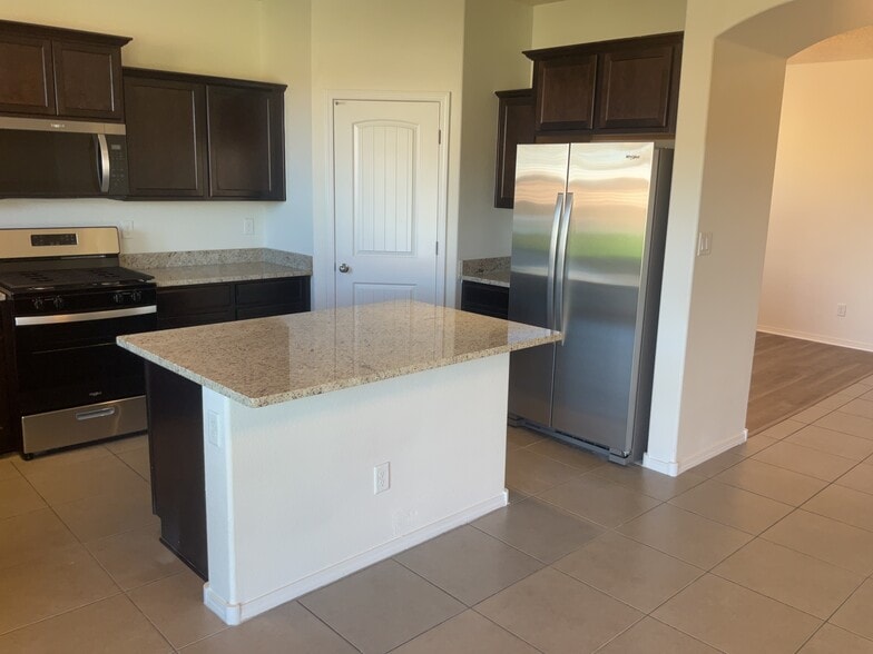 Building Photo - 904 Crown Ct NE