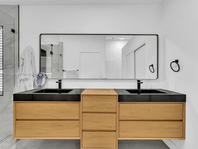 Building Photo - 4962 SW 32nd Way