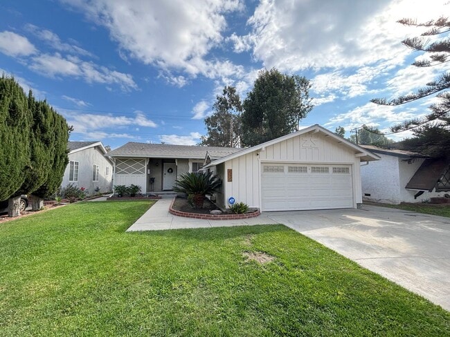 Primary Photo - 3 bedroom home in Lakewood available now