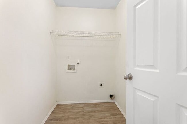 Building Photo - Large 3 bedroom 2.5 Bath Home! Tour Today!