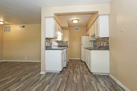 Building Photo - 2701 Green Oaks Rd