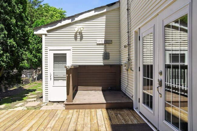 Building Photo - Spacious Stunning 3 BR House in Mount Prospect W/ Office/Playroom on Corner Lot