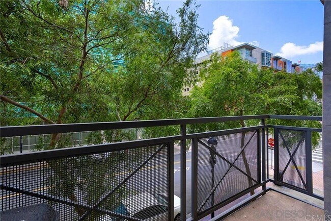 Building Photo - 525 11th Ave