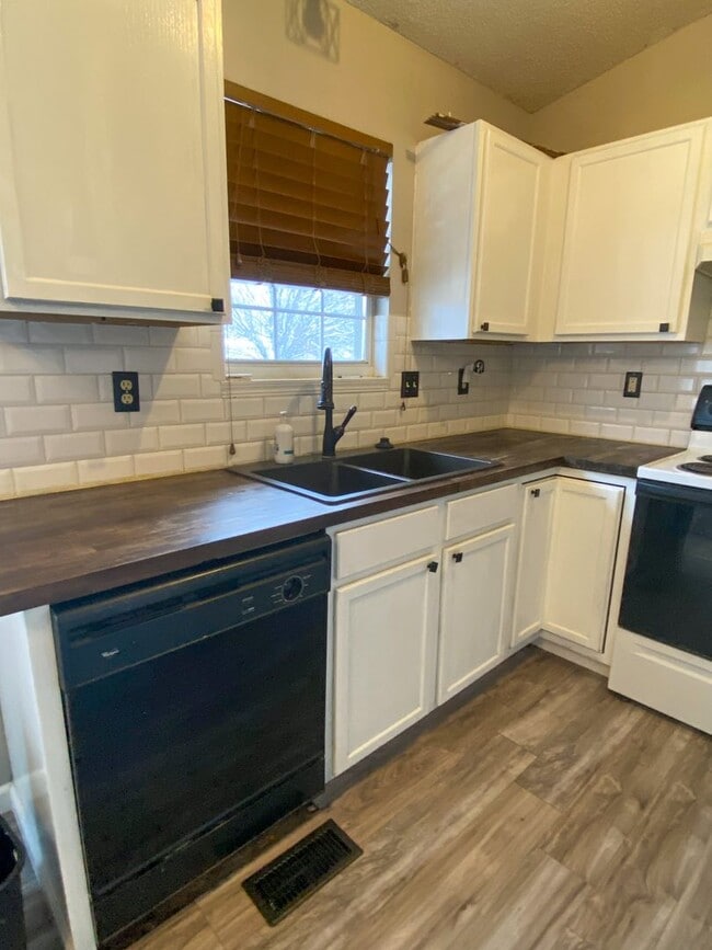 Building Photo - 10802 W Carr Ave