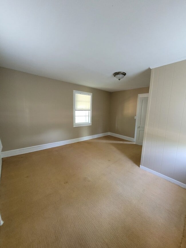 Building Photo - Madison Co. –3Bedroom, 1 Bathroom- Comer, GA – QUIET NEIGHBORHOOD – HOME SITS ON BEAUTIFUL CORNER...