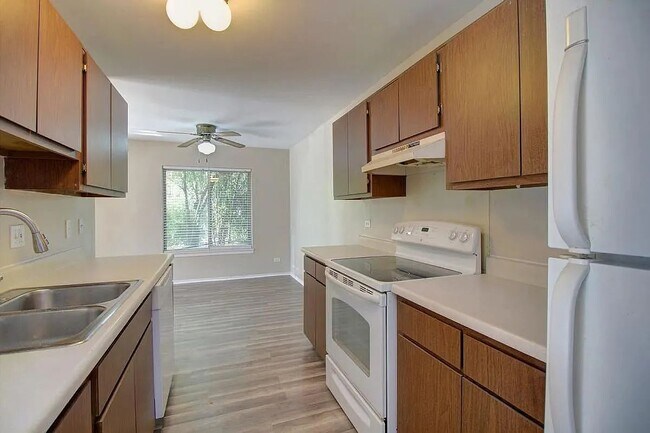 Building Photo - 5946 Greenview Rd