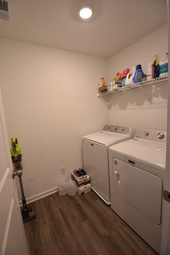 Building Photo - Five Bedroom Home in Greenfield for Rent