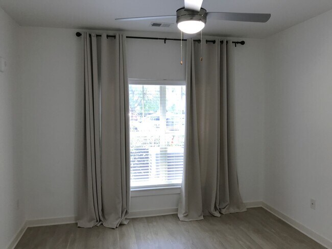 Building Photo - Charming ground-level 1 bed / 1 bath condo...
