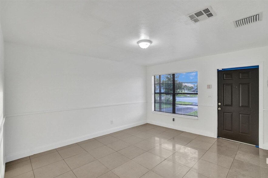 Building Photo - 1142 NW 43rd Ter