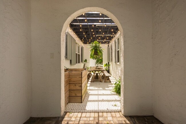 Building Photo - 717 Forest Hill Blvd