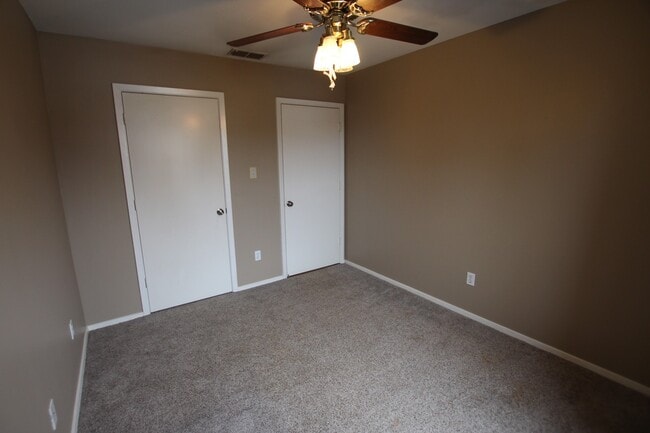 Building Photo - 447 Redbud Cir