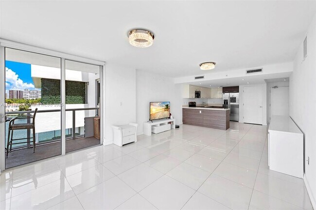 Building Photo - 9901 E Bay Harbor Dr